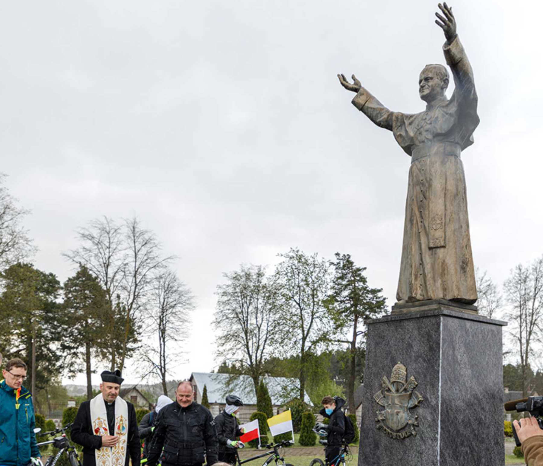 Pierwszy na Litwie pomnik Jana Pawła II został wzniesiony w 2007 r. w Kowalczukach.
