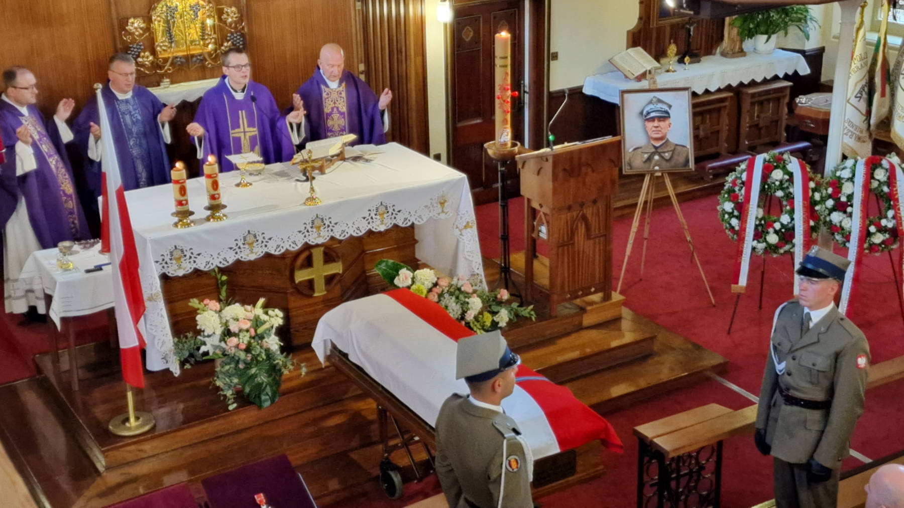 22 sierpnia br. w Kościele Miłosierdzia Bożego w Manchesterze odbyła się Msza Święta i spotkanie wspomnieniowe o generale Kmicicu-Skrzyńskiego.