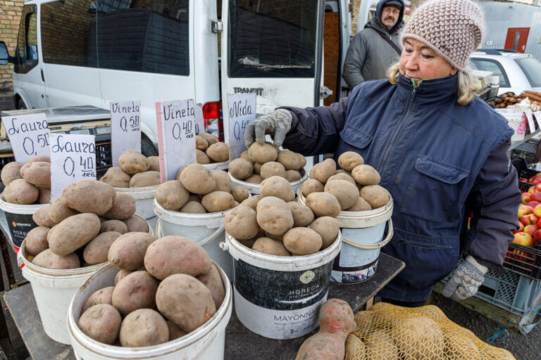 Kobieta sprzedająca ziemniaki.