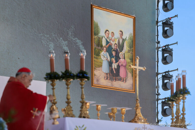 Msza beatyfikacyjna Józefa i Wiktorii Ulmów oraz ich siedmiorga dzieci odbyła się w niedzielę w Markowej na Podkarpaciu.