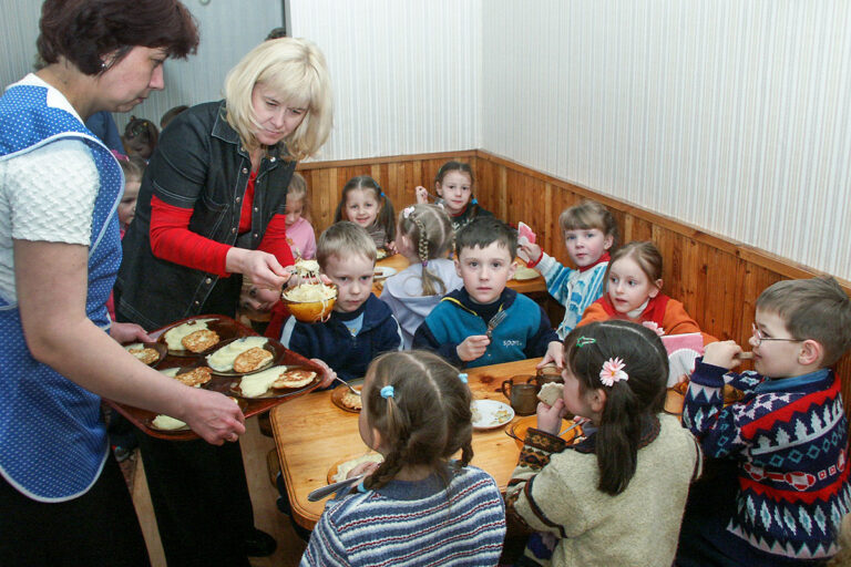 Dzieci w przedszkolu jedzą obiad.
