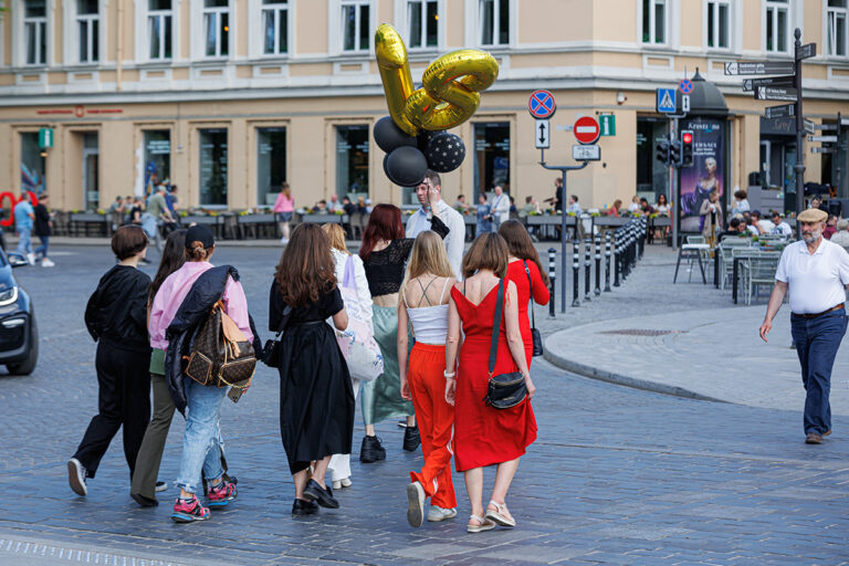 Młodzież na ulicy z balonami.