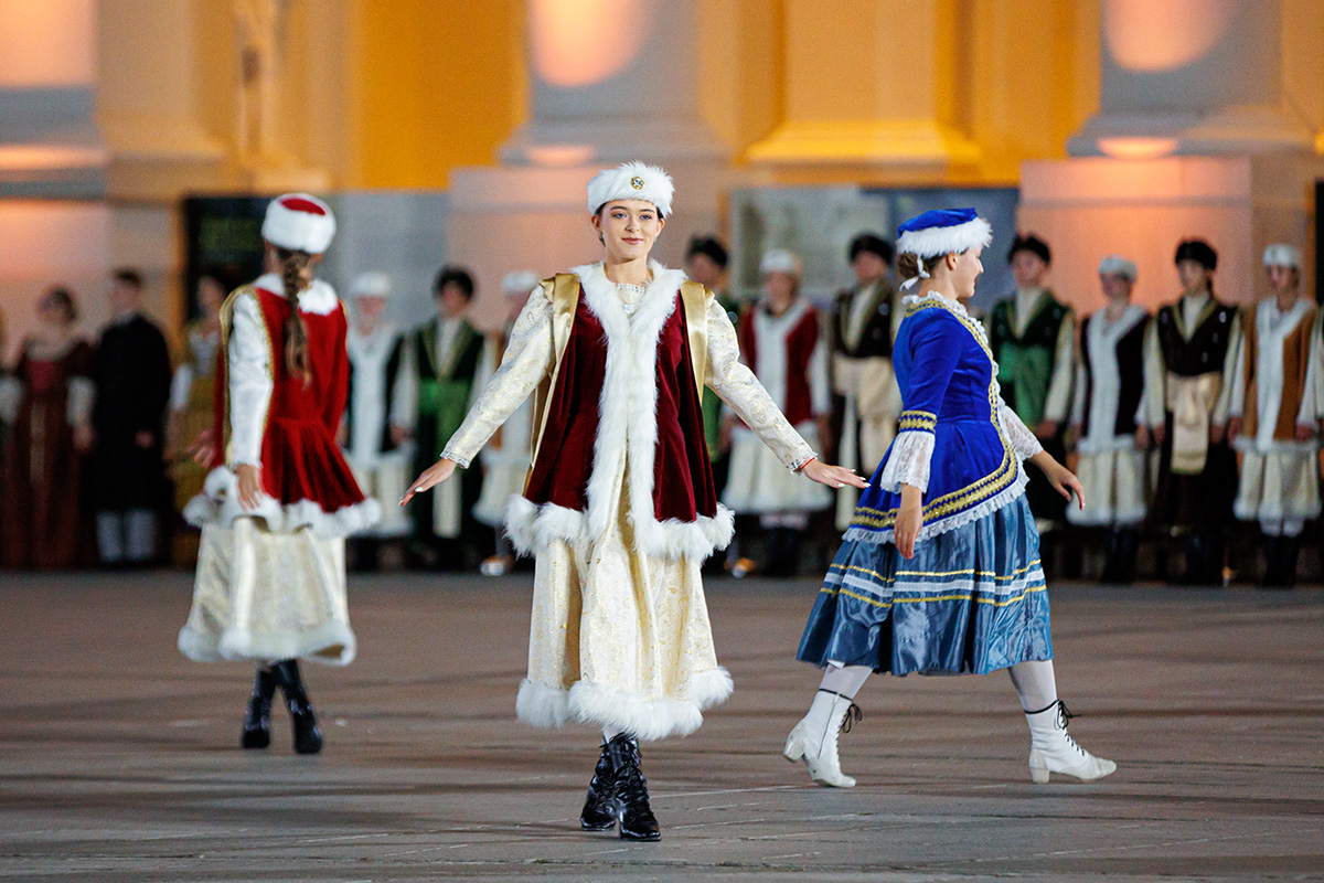 Tancerze wystąpili w strojach narodowych i historycznych.