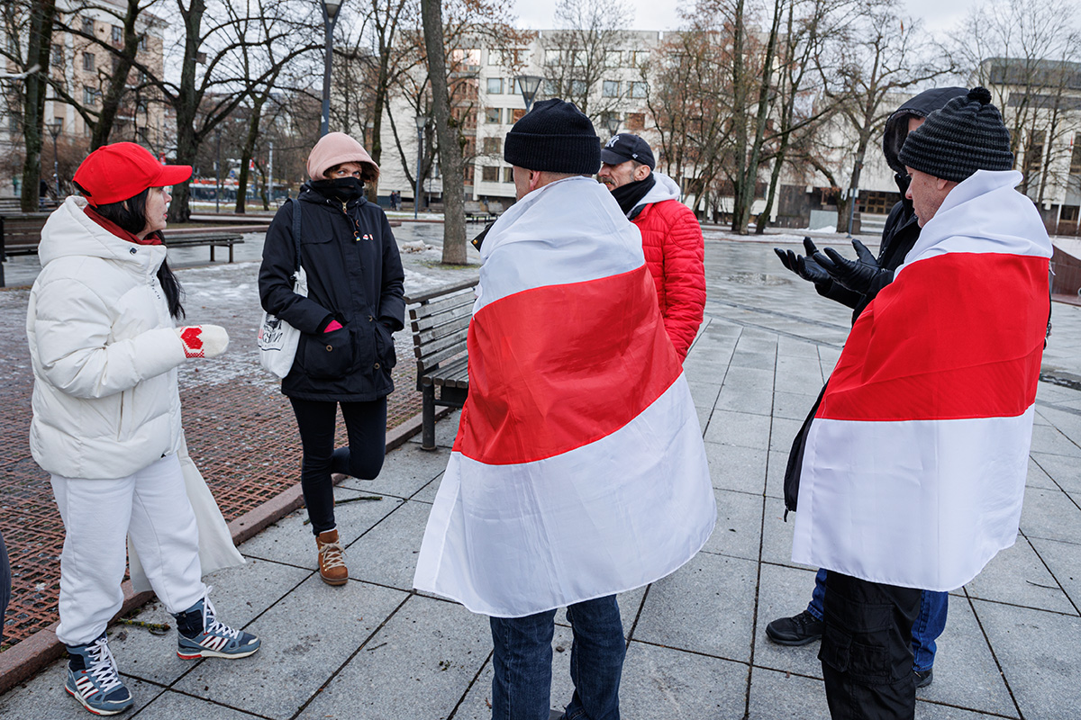 Ludzie z białoruskimi flagami.