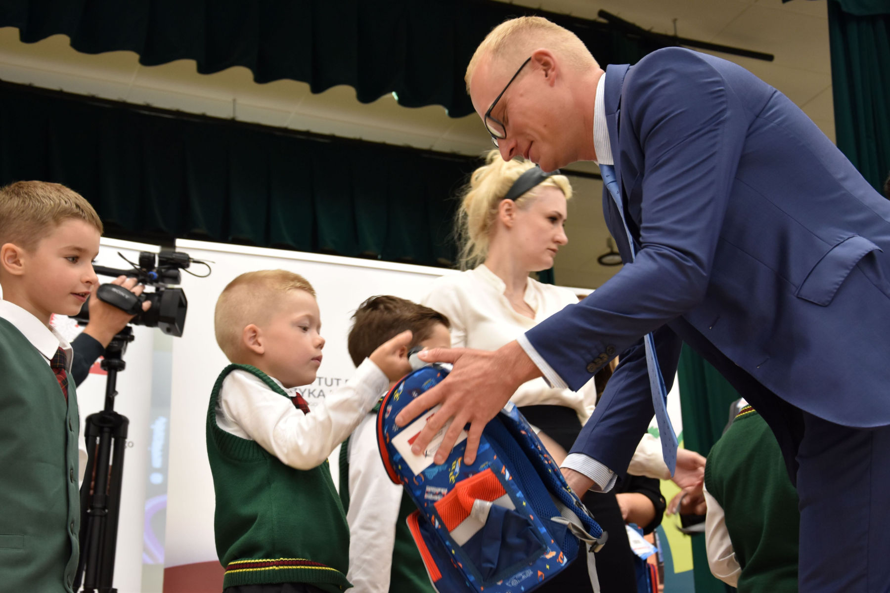 Projekt wsparcia uczniów klas pierwszych w polskich szkołach realizowany jest przez Fundację „Pomoc Polakom na Wschodzie” im. Jana Olszewskiego od 2016 r.