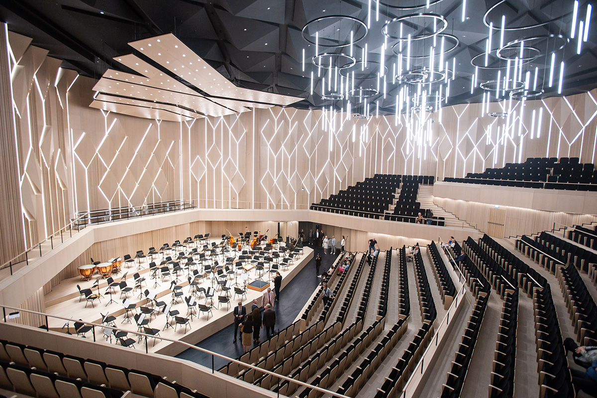 „Po rekonstrukcji sala w Pałacu Kongresów realizuje podstawową funkcję prezentacji muzyki symfonicznej” — zaznacza Gintaras Rinkevičius, dyrygent Litewskiej Państwowej Orkiestry Symfonicznej.