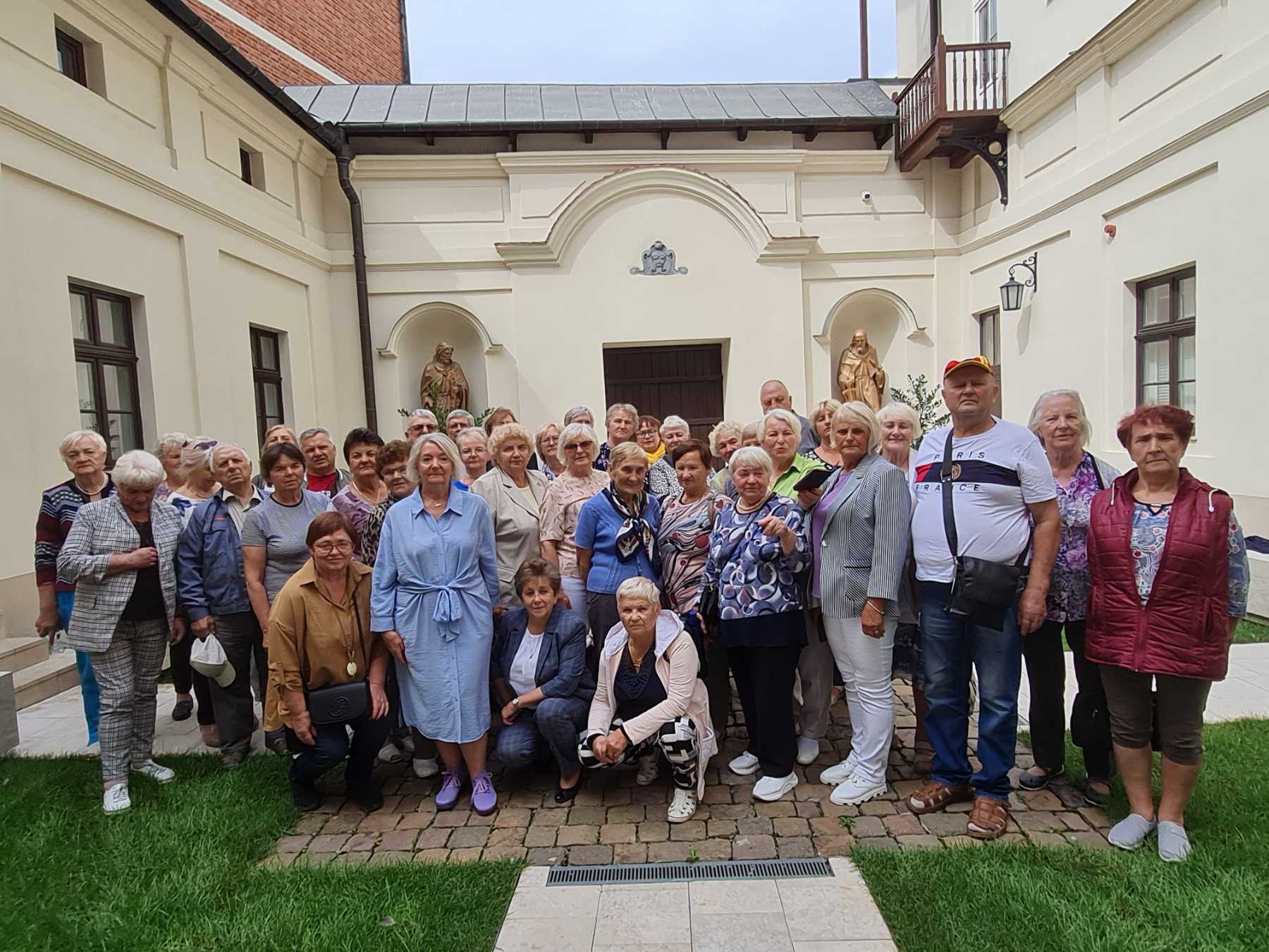 Seniorzy 31 sierpnia zwiedzili Muzeum Archidiecezjalne Kardynała Karola Wojtyły.