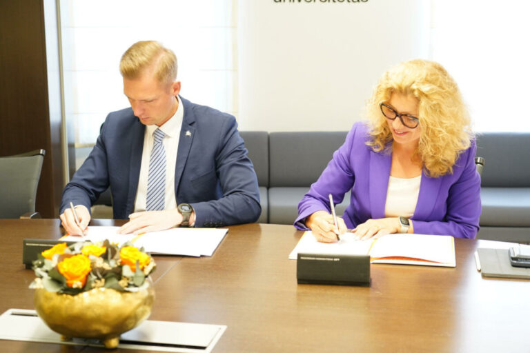 Robert Duchniewicz i rektor Uniwersytetu Michała Römera (lit. MRU) prof. dr Inga Žalėnienė podpisali umowę o współpracy.