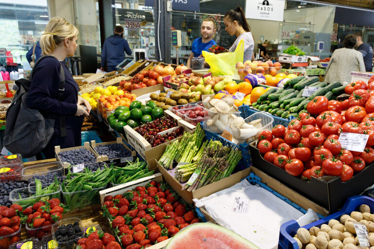 Handel warzywami i owocami na targowisku.