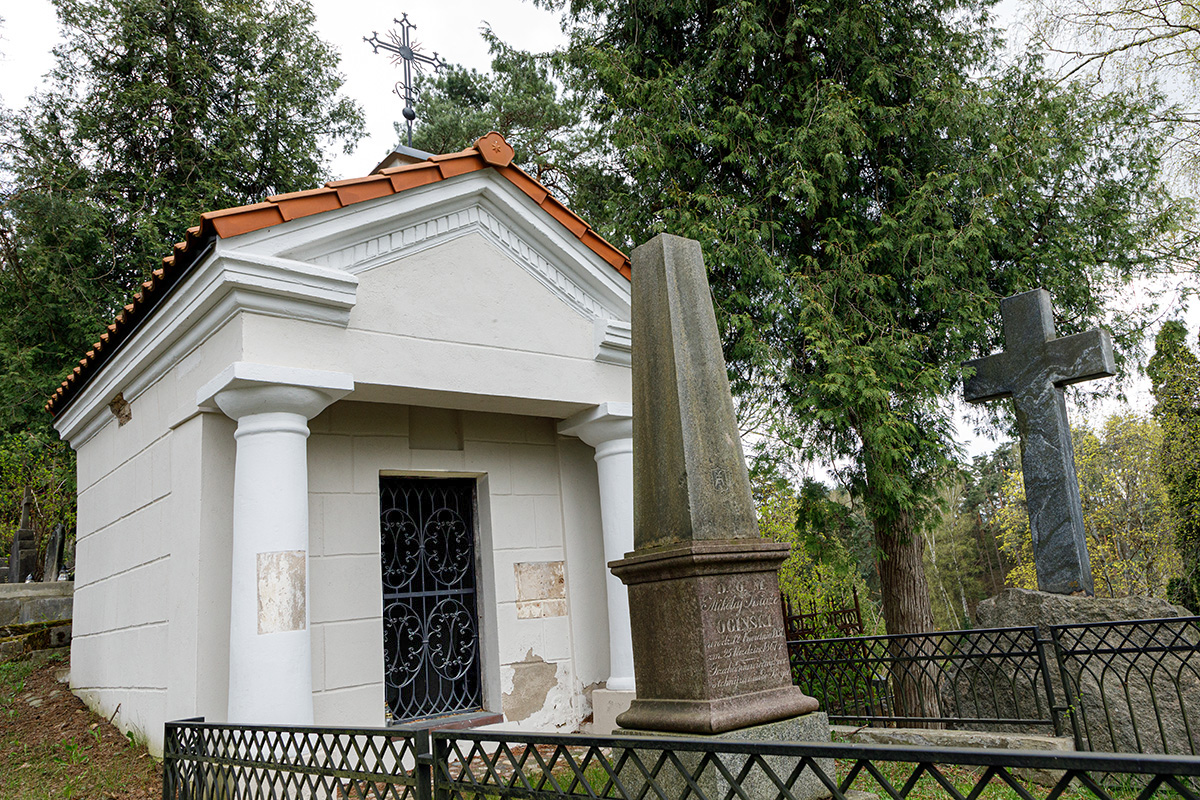 W 2015 r. kaplica Ogińskich na cmentarzu św. Piotra i Pawła odzyskała dawną świetność .