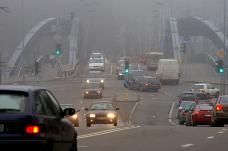 Zanieczyszczone powietrze w mieście.