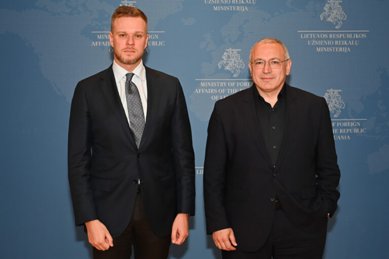 „Chcemy widzieć aktywną opozycję względem Putina nie tylko za granicą, ale również w kraju” — oświadczył Landsbergis po spotkaniu z Chodorkowskim.