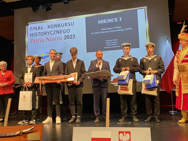 Konkurs zakończył się uroczystą Galą Finałową, podczas której laureaci otrzymali nagrody finansowe oraz replikę szabli dla swojej szkoły.