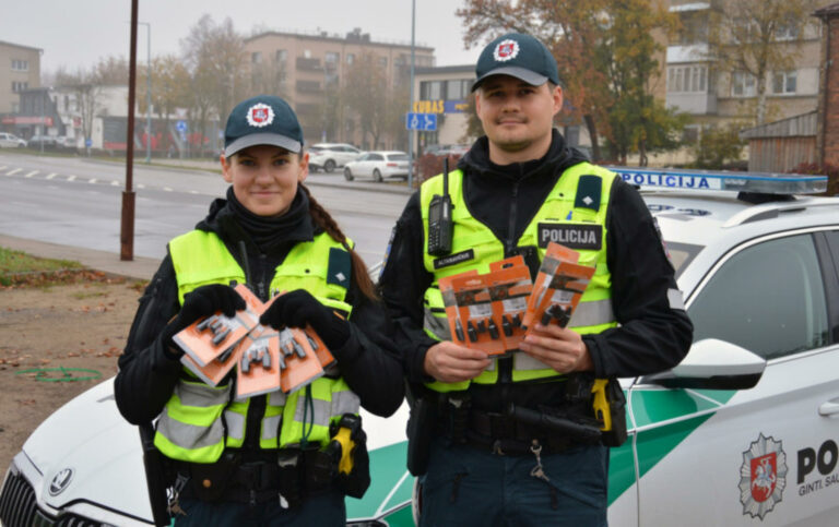 Litewska policja przypomina o korzyściach ultradźwiękowych gwizdków odstraszających dzikie zwierzęta.