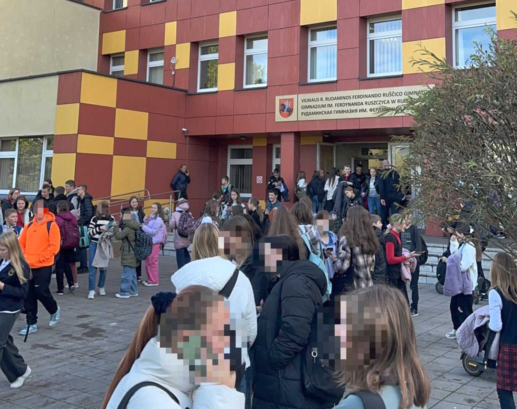 Dzieci przed szkołą.