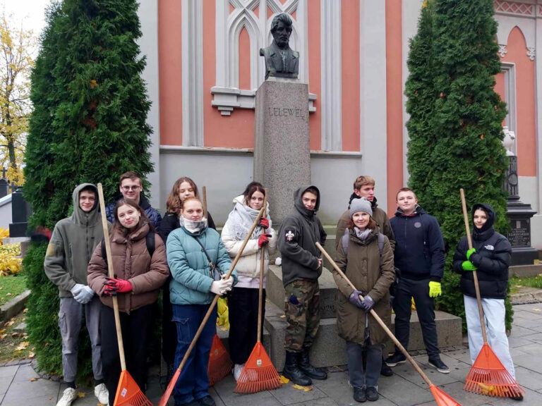 Jolanta Boris ze swymi wychowankami przy pomniku patrona gimnazjum Joachima Lelewela.