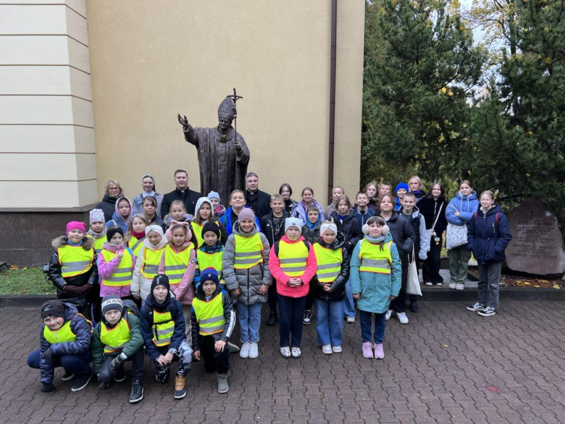 Uczniowie z Gimnazjum w Awiżeniach przy pomniku Jana Pawła II.
