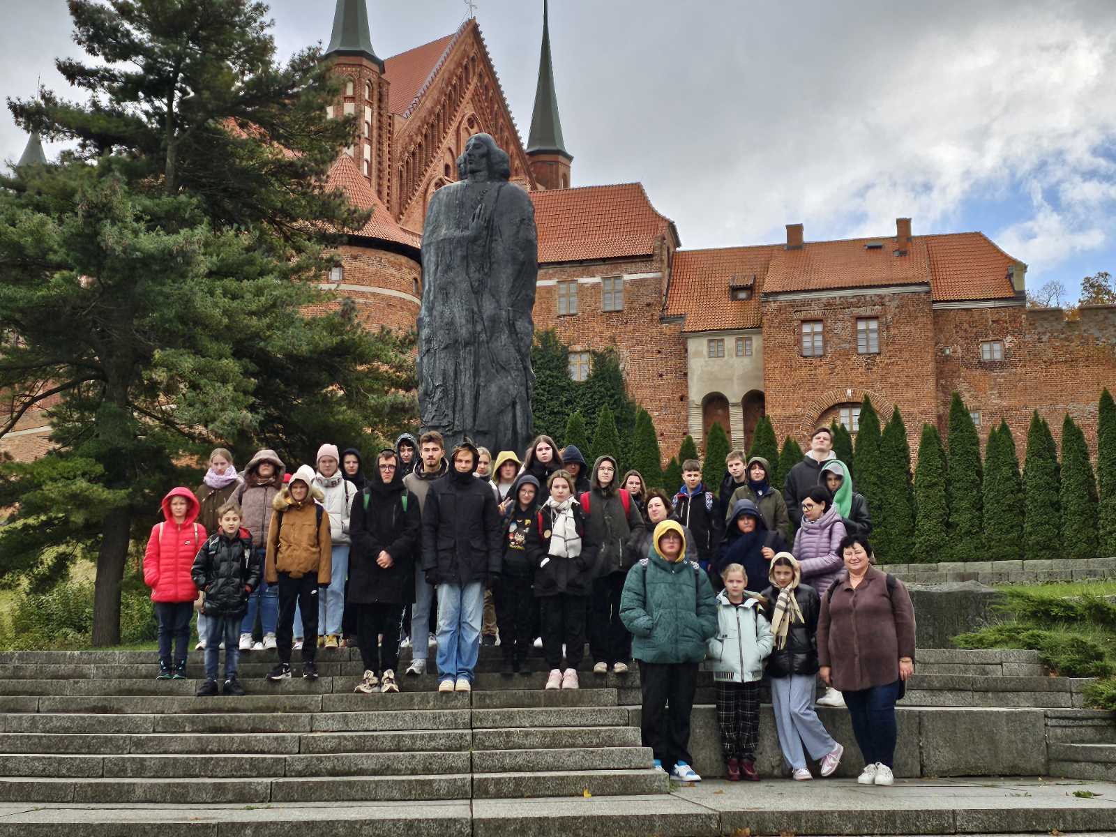 Uczniowie z Gimnazjum w Trokach przy pomniku Mikołaja Kopernika.
