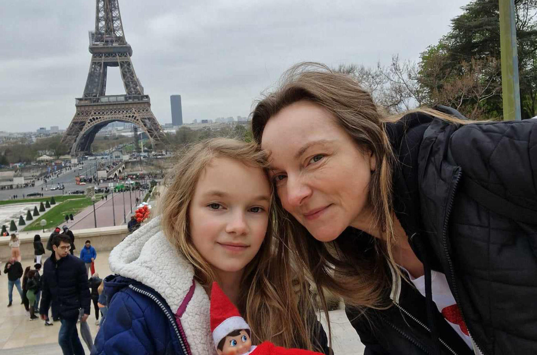 Mama z córeczką w Paryżu.
