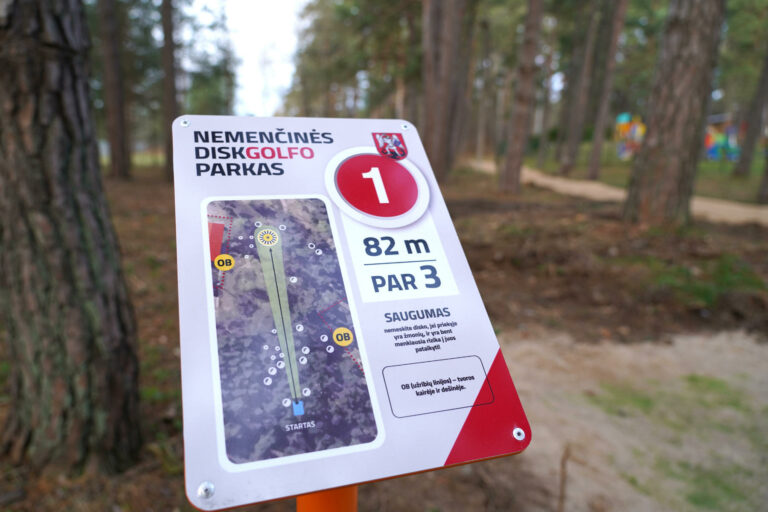 Utworzenie disc golf parku sfinansowało starostwo miasta Niemenczyn.