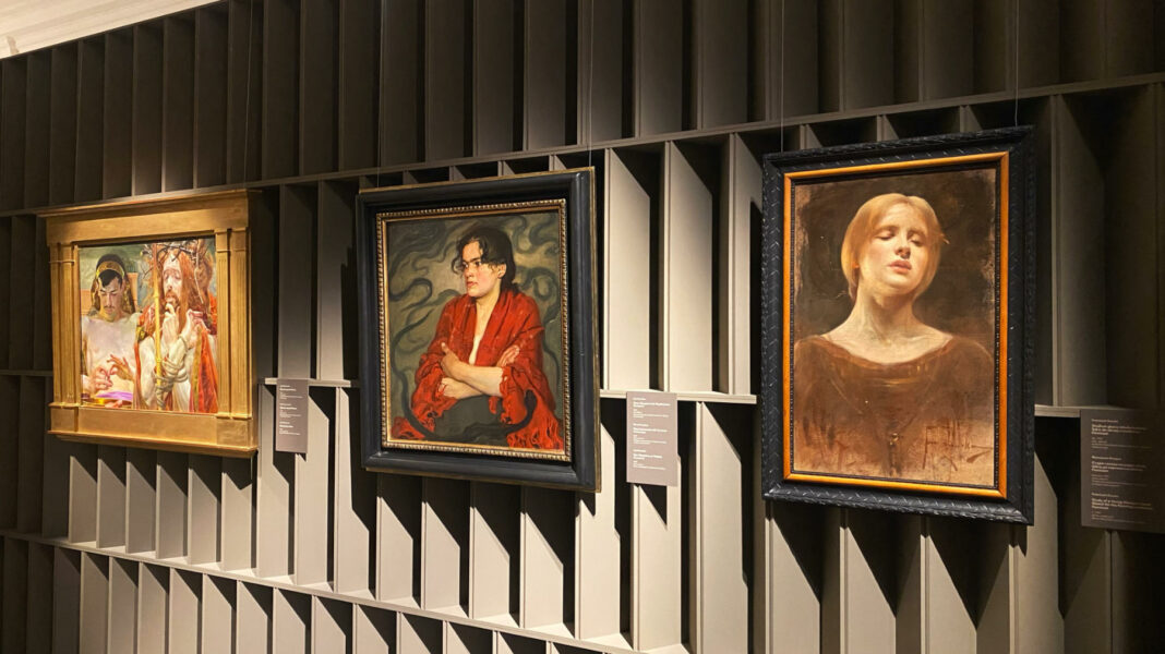 Obraz Jacka Malczewskiego „Chrystus przed Piłatem” (pierwszy z lewej) jest jednym z najbardziej zagadkowych dzieł lwowskiej wystawy na Zamku Królewskim w Warszawie.