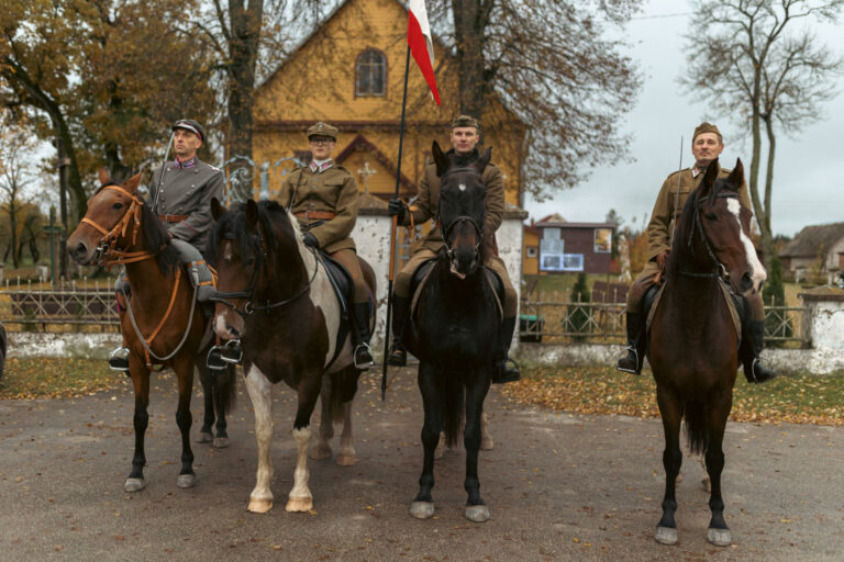 Wileński Klub Rekonstrukcji Historycznej Garnizon Nowa Wilejka zorganizował rajd konny szlakiem powstańców 1863/1864 r. w okolicy Puszczy Rudnickiej.