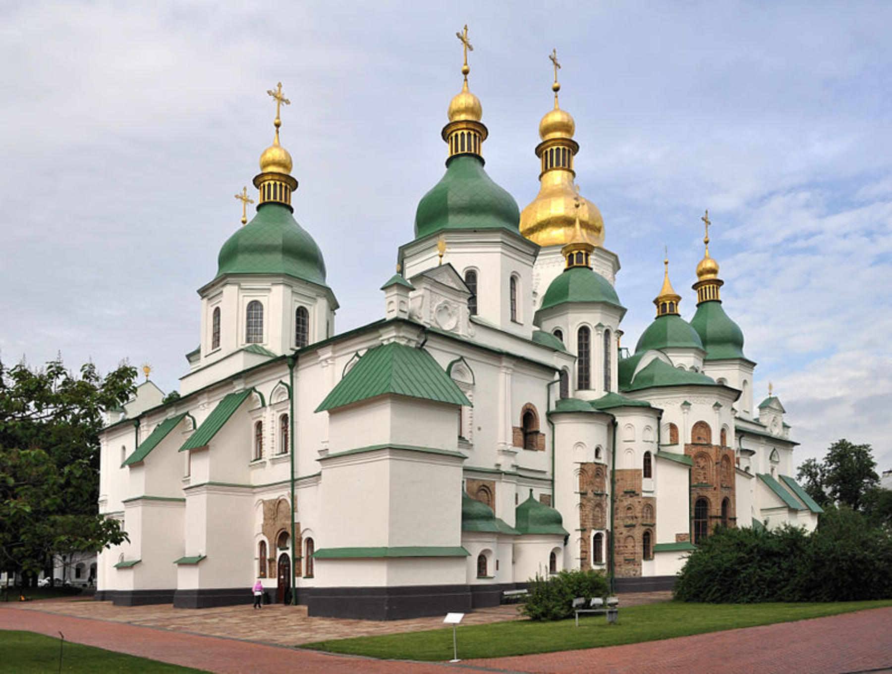 Podczas działań wojennych zniszczeniom uległ kijowski sobór św. Sofii wraz z zespołem budynków klasztornych Ławrą Peczerską.