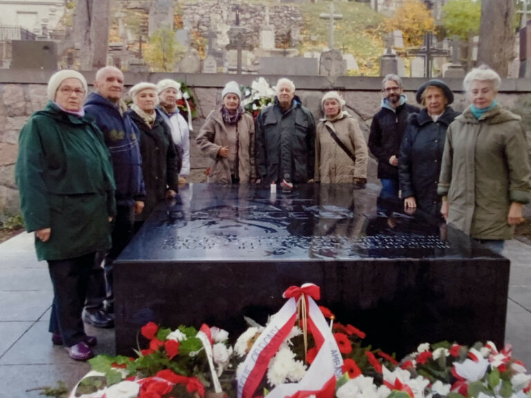 Szczególną opieką słuchacze PUTW w Wilnie otaczają Mauzoleum „Matki i Serca Syna”, gdzie spoczywają szczątki matki Józefa Piłsudskiego i jego serce.