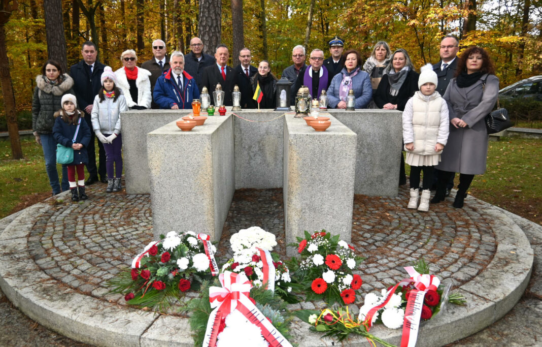 W Święto Zmarłych w Pszczelniku (gmina Myślibórz), pod pomnikiem upamiętniającym bohaterski czyn lotników litewskich Steponasa Dariusa i Stasysa Girėnasa, miało miejsce spotkanie przyjaciół Republiki Litewskiej regionu zachodniopomorskiego.
