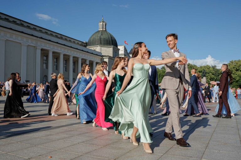Już od kilku lat maturzyści szkół polskich tańczą poloneza na placu Katedralnym w Wilnie.
