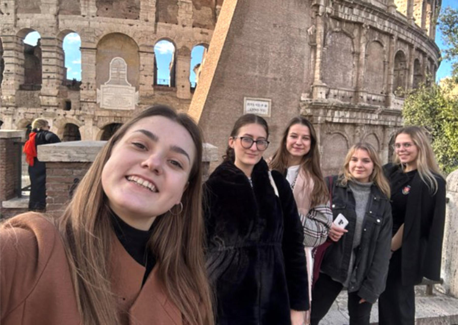 Będąc w Rzymie, studentki z Litwy miały okazję podziwiać ogrom i majestat Koloseum oraz obejrzeć wiele innych wspaniałych zabytków architektury w stolicy Włoch.