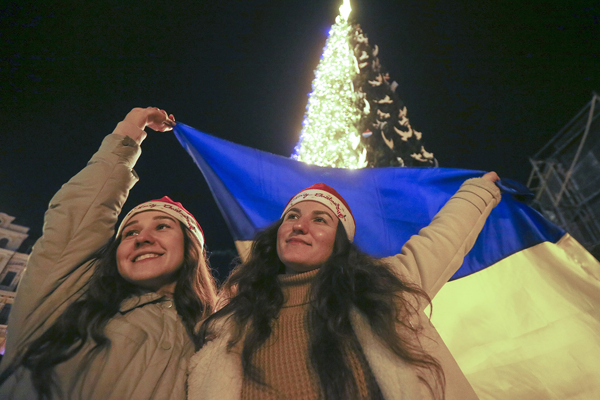 Dziewczyny z flagą ukraińską.