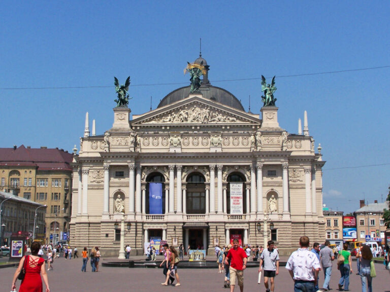 Podczas działań wojennych zniszczeniom uległo m.in. historyczne centrum Lwowa.