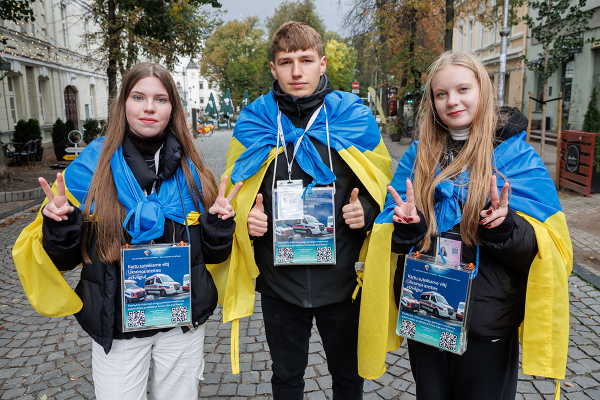 Młodzież z flagami Ukrainy.