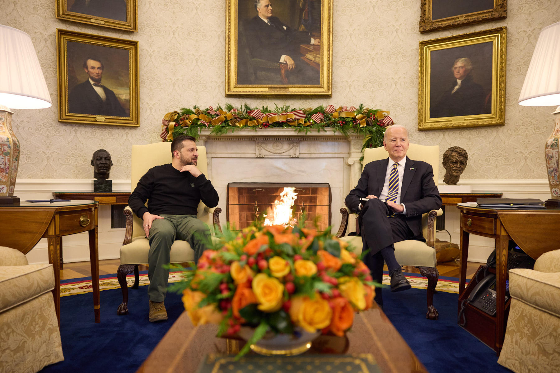 Prezydent Joe Biden spotkał się 12 grudnia w Waszyngtonie z prezydentem Ukrainy Wołodymyrem Zełenskim. Obaj przywódcy sprzeciwili się opinii, że ukraińska kontrofensywa utknęła w martwym punkcie. Prezydent USA zapowiedział, że pomoc dla Ukrainy będzie zapewniana „tak długo, jak będziemy mogli” .