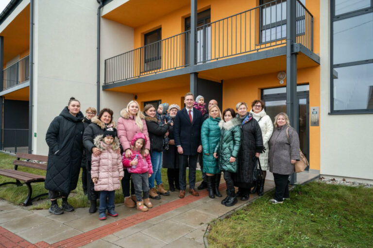 Sieć mieszkań socjalnych w rejonie wileńskim: rodziny wprowadzają się do budynku w Mickunach.