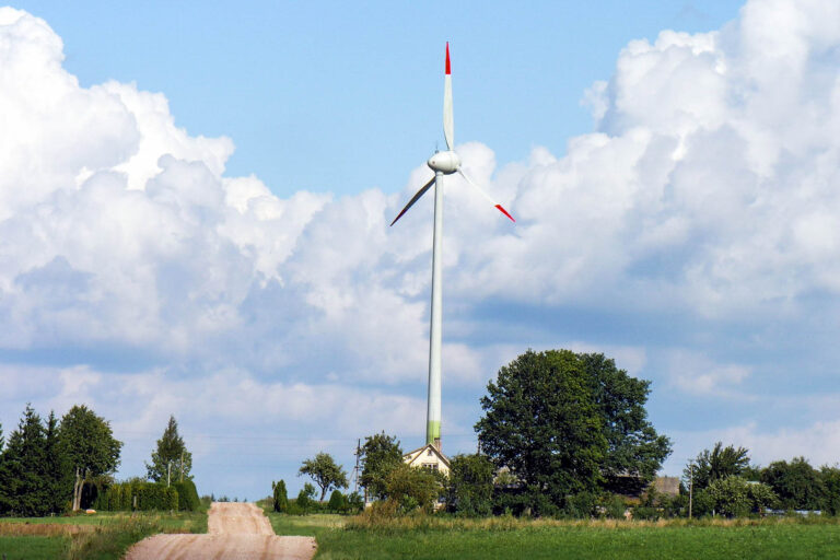 W 2023 roku Agencja, po zapoznaniu się z raportami o oddziaływaniu na środowisko, podjęła 11 decyzji o instalacji 307 elektrowni wiatrowych na lądzie.
