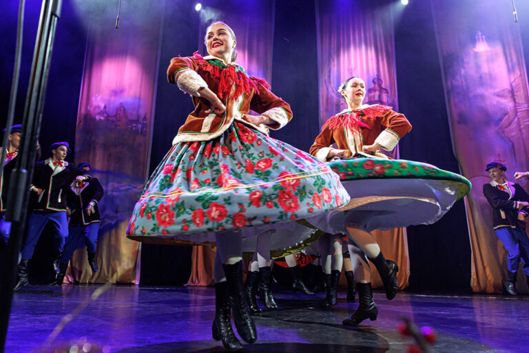 Dwuczęściowy noworoczny występ „Wilii” odbył się 30 grudnia w wypełnionej po brzegi sali Domu Kultury Polskiej w Wilnie.