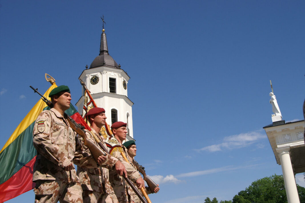Litewskie żołnierze z flagami na placu Katedralnym.