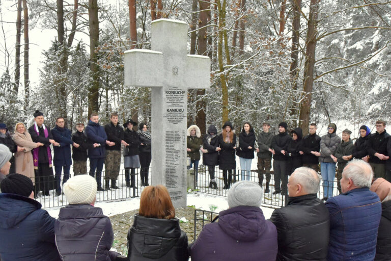 Co roku przy Krzyżu Pamięci Pomordowanych w Koniuchach odbywa się apel pamięci z udziałem władz samorządowych, harcerzy, społeczności lokalnej.