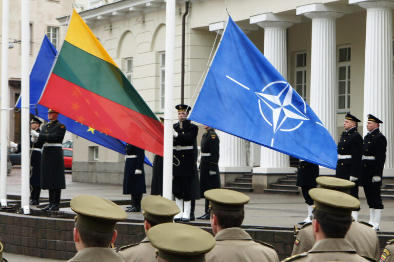Flagi Litwy i NATO.