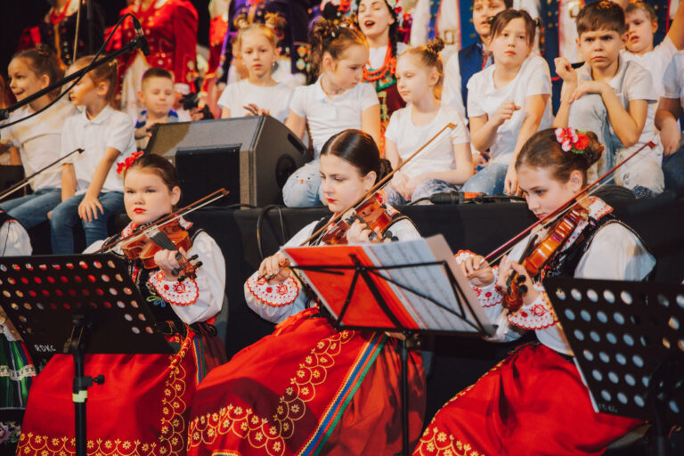 W koncercie wzięły udział zespoły folklorystyczne działające przy Centrum Kultury w Rudominie oraz jego filiach w Czarnym Borze, Mariampolu i Awiżeniach.
