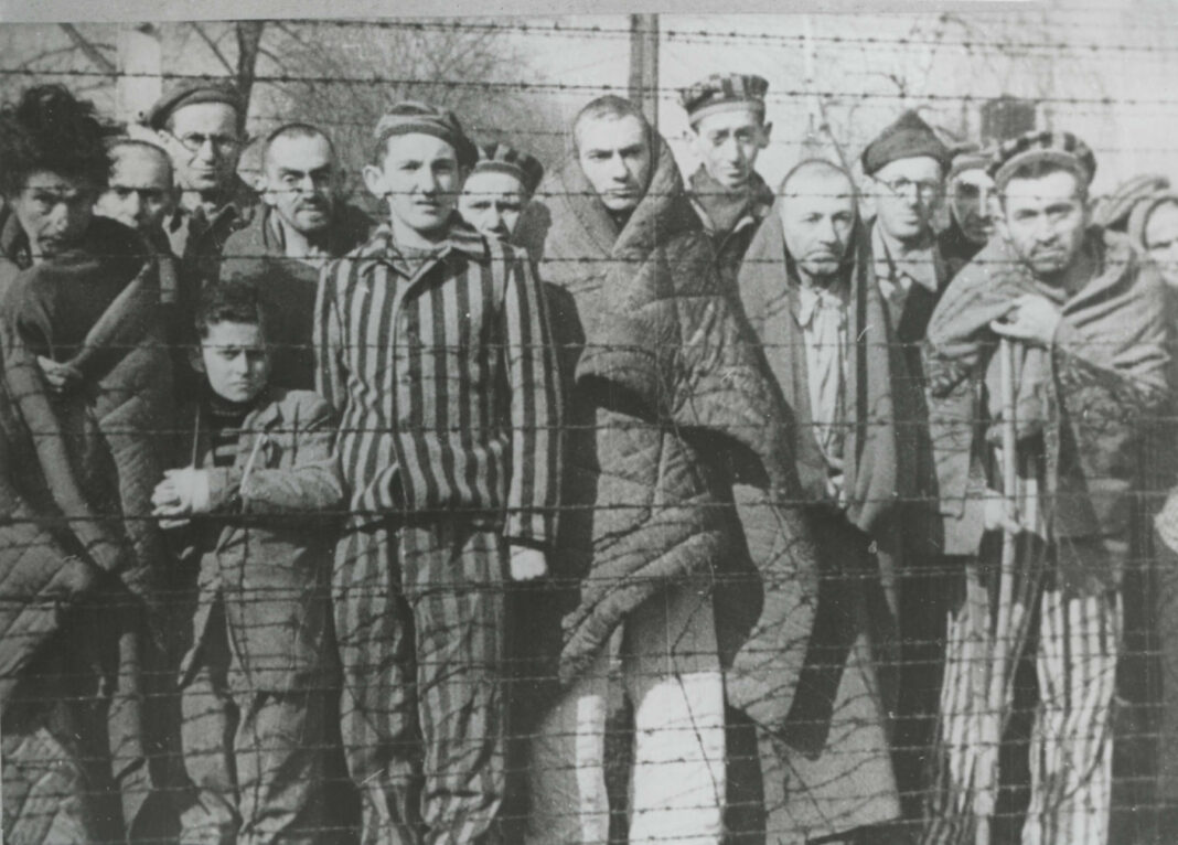Więźniowie wyzwoleni przez żołnierzy sowieckich w obozie macierzystym.