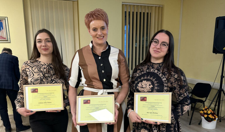 W konkursie SNPL na najlepszą pracę kwalifikacyjną (licencjacką lub magisterską) pierwsze miejsce przyznano Elżbiecie Julicie Titaniec (od lewej), drugie – Alionie Buchovskienė, trzecie – mgr Agacie Bielskiej.