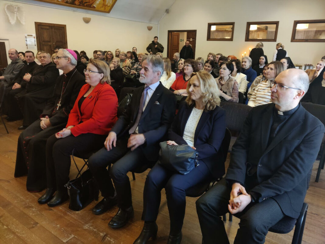 Tegoroczne spotkanie opłatkowe miało szczególną wagę, gdyż związane było również ze świętowaniem uruchomienia Kursu teologiczno-katechetycznego w Filii UwB w Wilnie.