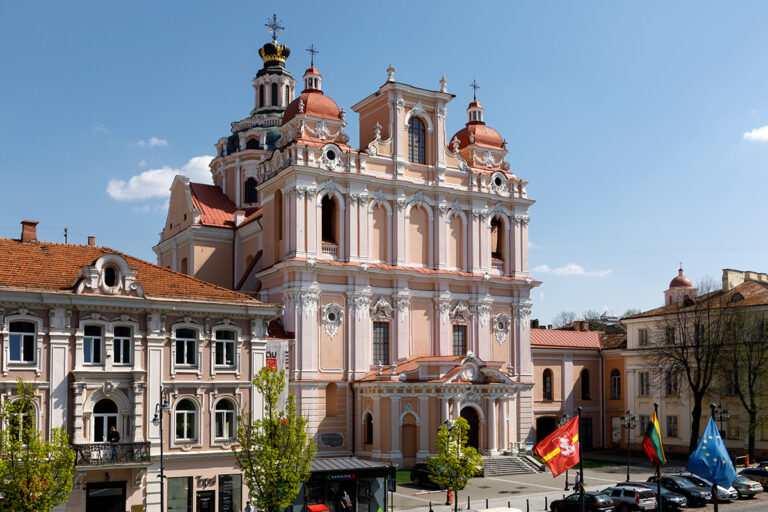 Kościół przy ulicy Wielkiej budowano w latach 1604–1618 jako wotum po kanonizacji Królewicza Kazimierza.