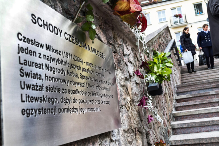 Schody im. Czesława Miłosza odsłonięto 6 września 2016 r. Ten niecodzienny pomnik składa się z 60 stopni między ulicami Bokšto, Maironio i Onos Šimaitės.