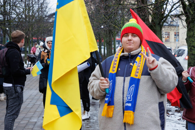 Ukrainiec z flagą swego państwa.