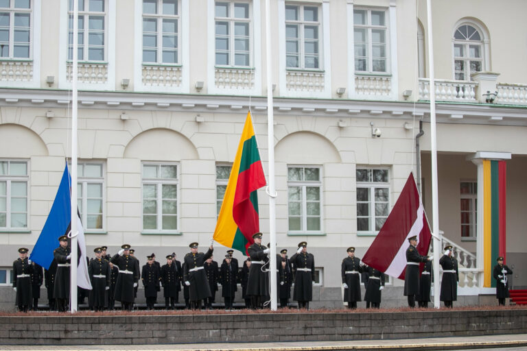 Litwa świętuje Dzień Odrodzenia Państwa. Wzniesiono flagi krajów bałtyckich