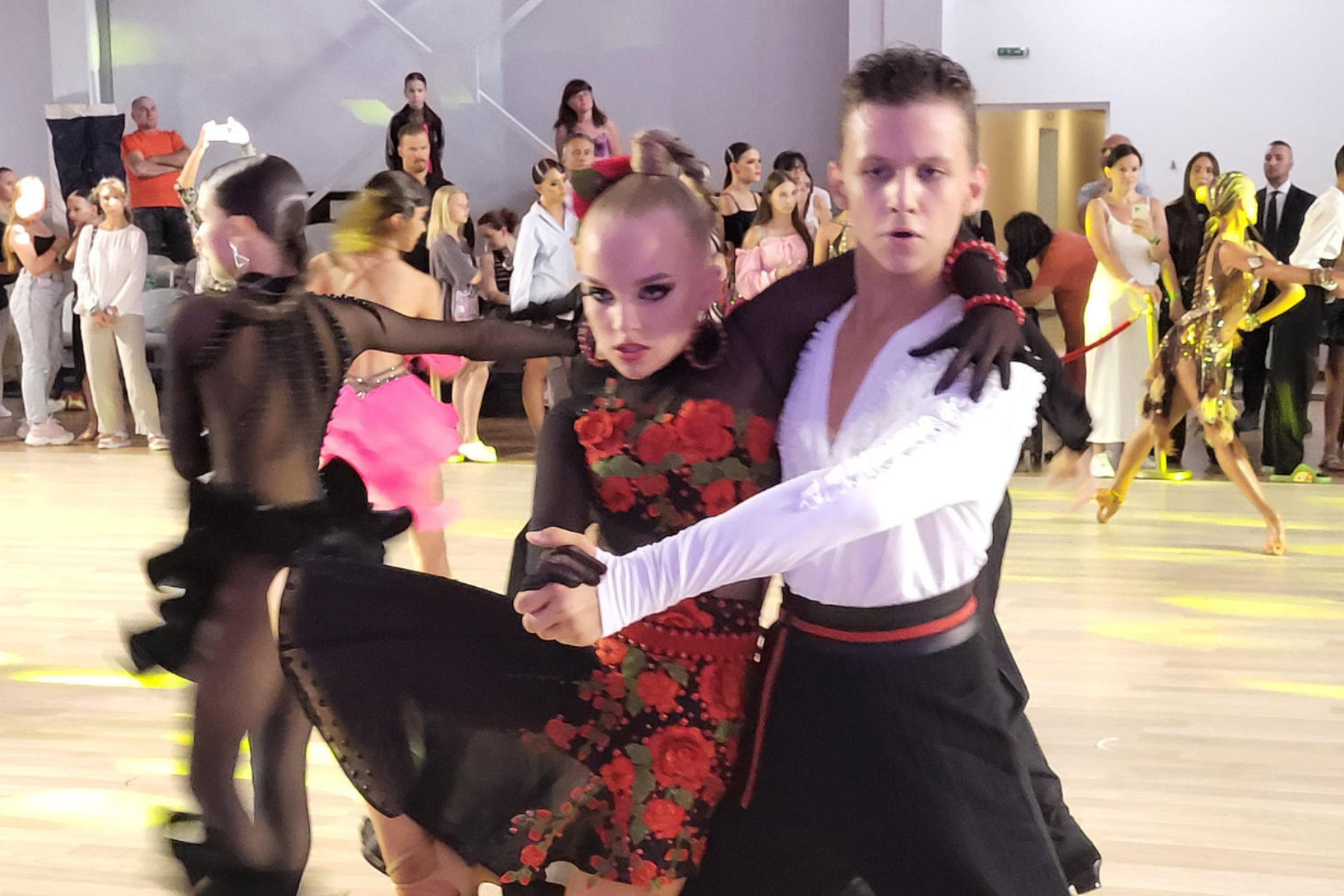 Karol Pawłowski z partnerką tańczy.